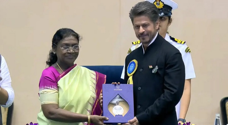 ৩৩ বছরের ক্যারিয়ার, প্রথমবার জাতীয় পুরস্কার গ্রহণ করলেন শাহরুখ